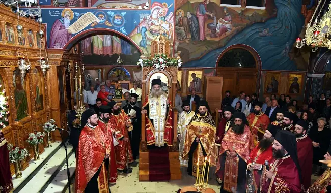 Una celebrazione religiosa all'interno della Chiesa dei Quattro Martiri.