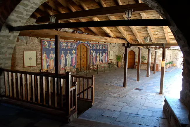 Cortile interno del monastero di Gran Meteora con affreschi religiosi.