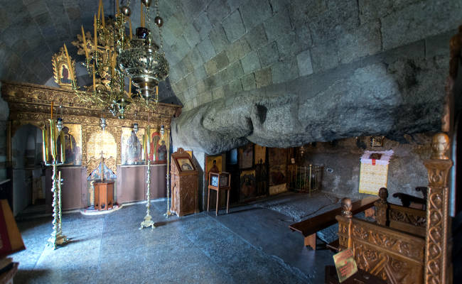 L'interno della Grotta dell'Apocalisse in cui visse San Giovanni Evangelista.