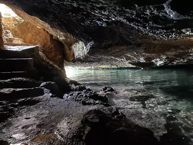 L'incantevole interno della grotta di Bekiris sull'isola greca di Spetses.