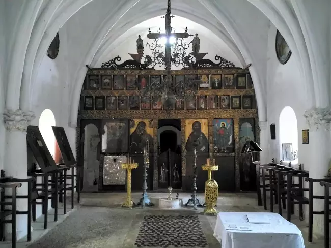 L'interno del monastero abbandonato a Kastelorizo.
