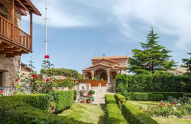 Il bel giardino interno del monastero con la cappella.