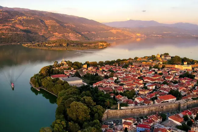 La bella città di Ioannina in Epiro, sulla terraferma greca.