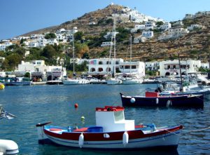 Ios in Grecia, vista del villaggio e barche in mare.