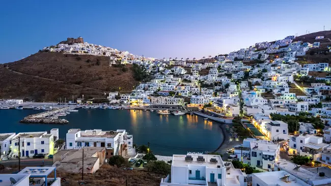 L'isola greca di Astypalea, dall'aspetto molto cicladico.