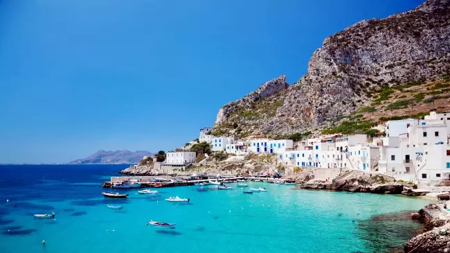 La tranquillità e la bellezza di un'isola della Grecia a settembre.