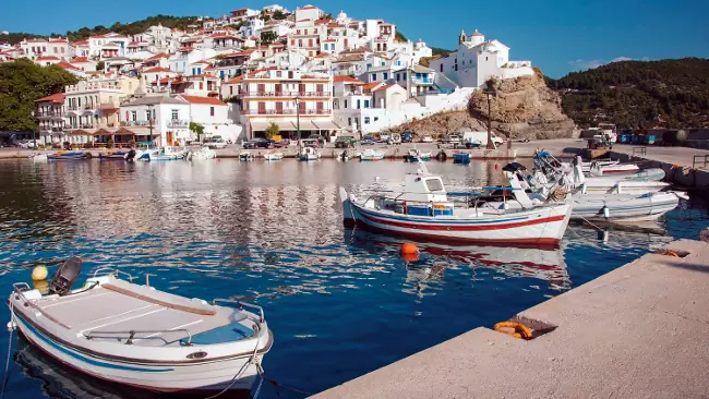 La città di Skopelos con le case bianche ed il pittoresco porto.