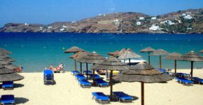 Isola greca di Ios, la spiaggia di Mylopotas.