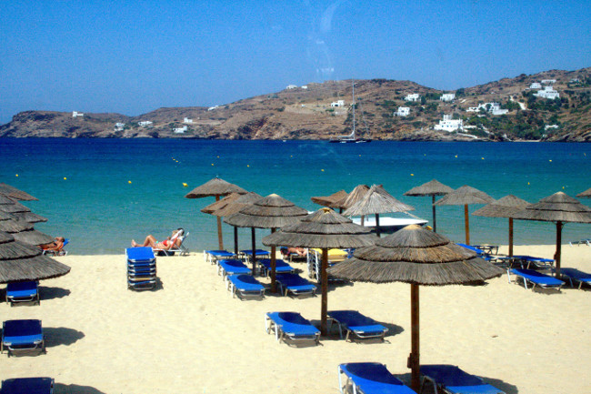 Isola greca di Ios, la spiaggia di Mylopotas.