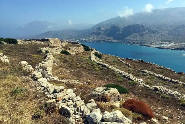 Acropoli di Arkasa costruita dai Micenei su un promontorio dell'isola.