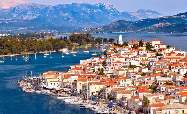 La bella città di Poros sull'isola greca omonima.