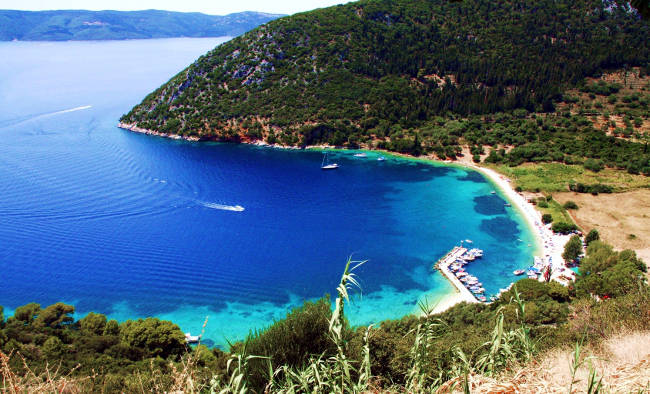 La baia con la spiaggia di Polis sull'isola greca di Itaca.