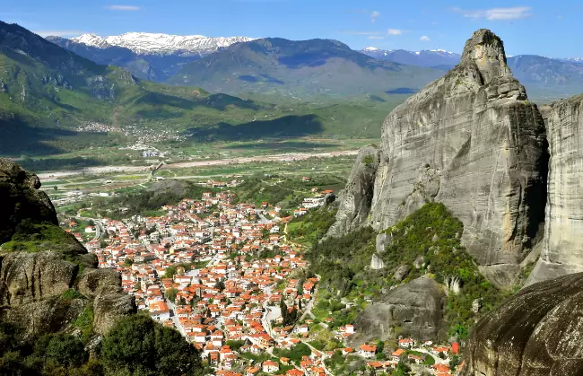 Il paese di Kalambaka sotto le montagne delle Meteore.