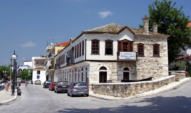 Il Monastero di Vatopedi più conosciuto come Kalogerikó che si trova al centro del porto di Limenas.