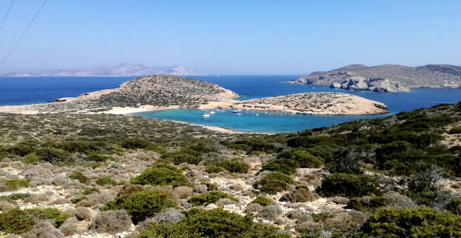 Le spiagge nella magnifica baia di Kalotaritissa ad Amorgos.