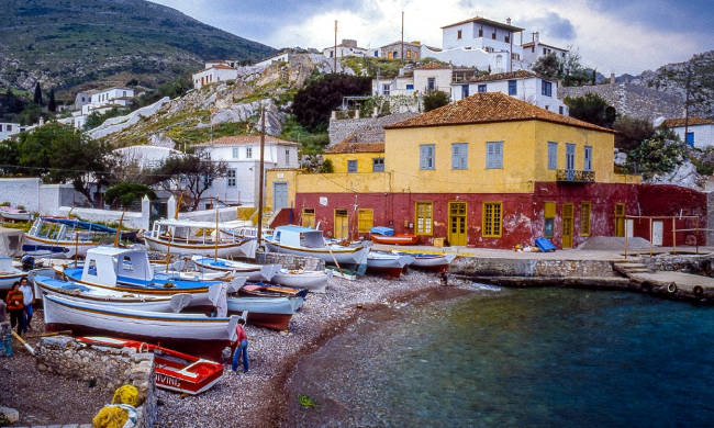 Il suggestivo porticciolo di Kamini sull'isola greca di Hydra.