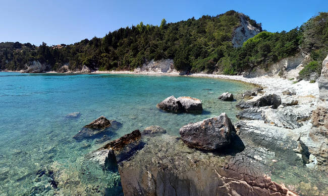 La spiaggia rocciosa di Kanoni, all'estremità nord dell'isola di Paxos.