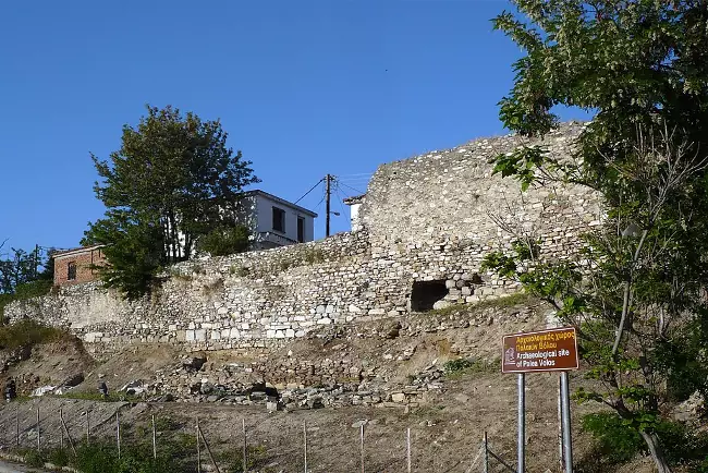 Il sito archeologico di Kastro Palaia dove si trova il castello di Volos.
