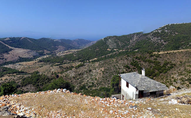 Il meraviglioso panorama montuoso fra le casette in pietra della piccolissima Kastro.