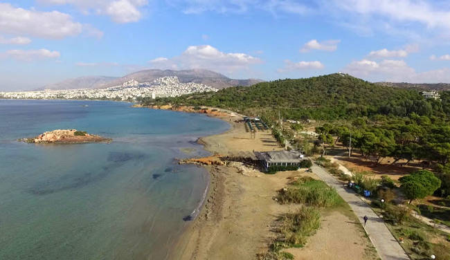 La splendida costa con la spiaggia di Kavouri.