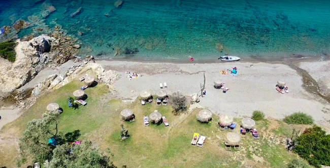 Il relax fra gli ulivi e il verde della spiaggia di Kechria è qualcosa di unico fra le isole greche.