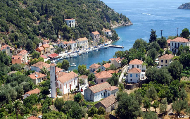 Il villaggio costiero di Kioni sull'isola greca di Itaca.