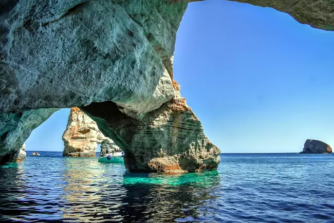 Rocce e grotte nel mare di Kleftiko, da vedere a Milos.