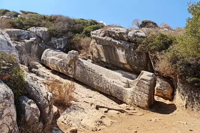 Il grande Kouros vicino Apollonas, una statua di figura maschile di oltre 10 metri.