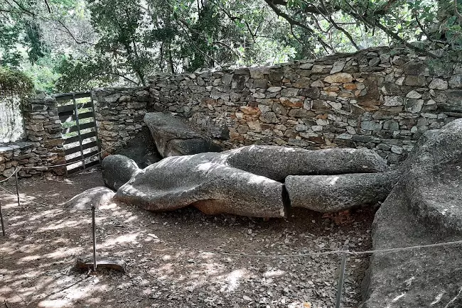 Una delle grandi statue di marmo che si trovano vicino Melanes.