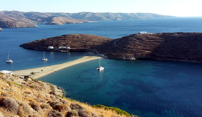 La striscia di sabbia dorata della spiaggia di Kolona, in uno stupendo scenario paesaggistico a Kythnos.