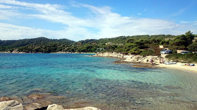 Le acque cristalline del mare di Lagonisi, non molto lontano da Atene.