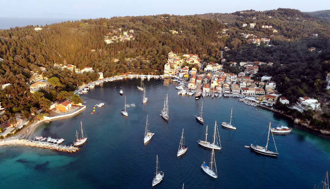 Il villaggio costiero di Lakka sulla bellissima isola greca di Paxos.