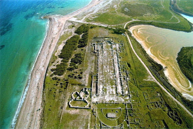 La zona archeologica di Lecheo, con i resti del porto e della basilica paleocristiana.