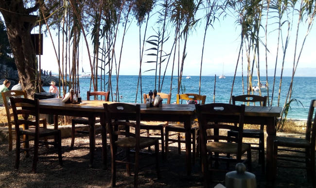 La taverna Boulokos sulla spiaggia di Leverechio, isola di Paxos.