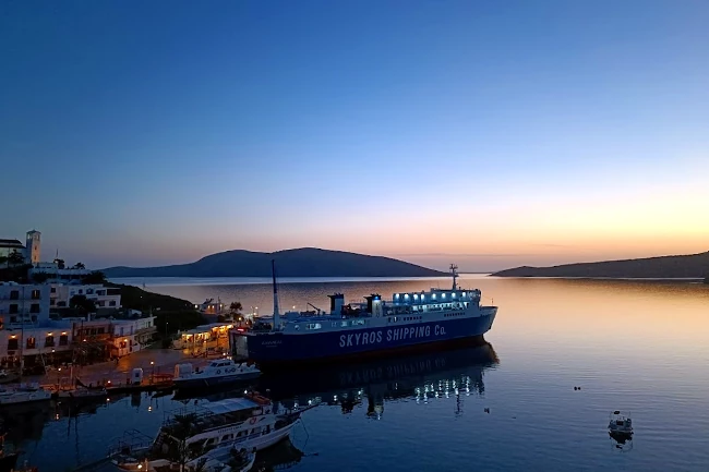 Il suggestivo porto di Linarià sull'isola di Skyros.