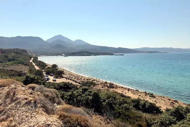 Il lungo litorale sabbioso di Achivadolimni a Milos, ottimo per le famiglie.