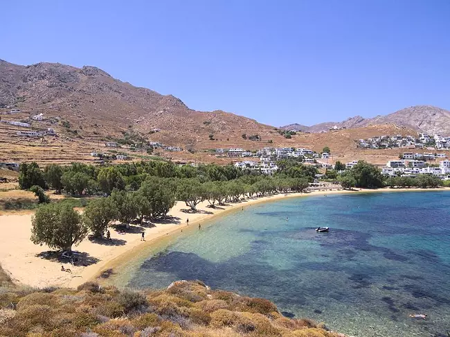 La spiaggia di Livadakia, un gioiello delle Isole Cicladi.