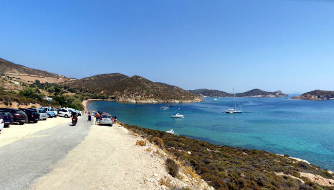 La spiaggia di Livadi Geranou vista dall'alto della baia.