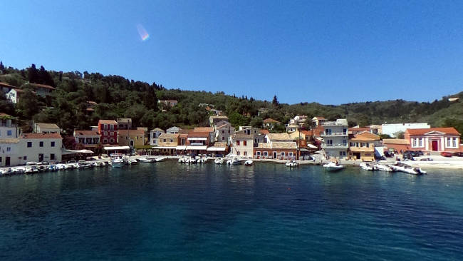 Il piccolo villaggio costiero di Loggos visto dal mare.