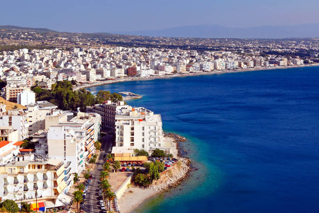 Loutraki sulla costa greca del Peloponneso, luogo con le bellissime spiagge.
