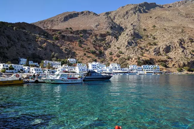 Il suggestivo villaggio di Loutro nel sud di Creta.