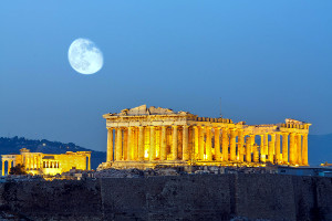 Luna sul Partenone di Atene in Grecia.