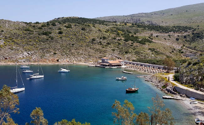 La spiaggia di Mandraki nella baia omonima.