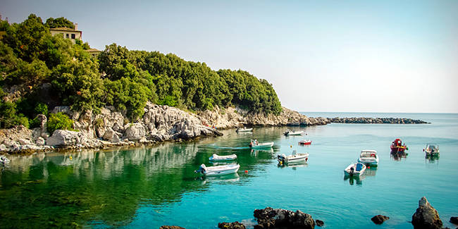 Il mare in Grecia a ottobre.