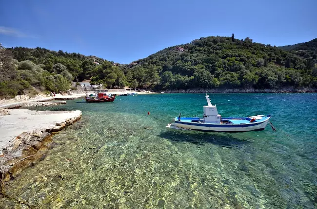 Le acque trasparenti e cristalline del mare nella baia di Kioni.