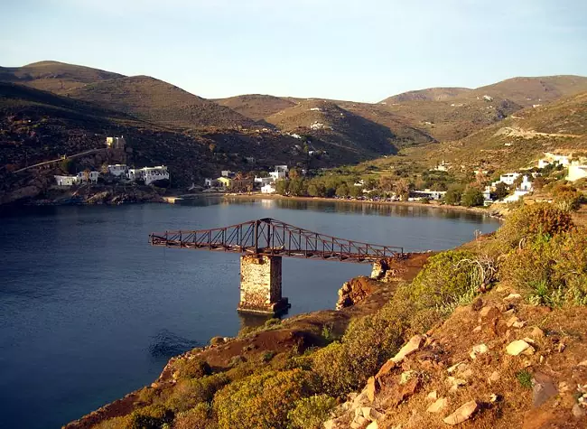 Le strutture per caricare le navi di minerali dei giacimenti di Serifos a Megalo Livadi.