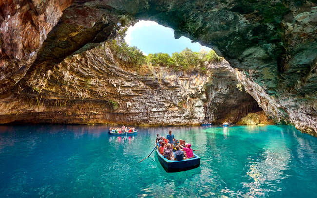 La grotta di Melissani, una delle cose più belle da vedere a Cefalonia.