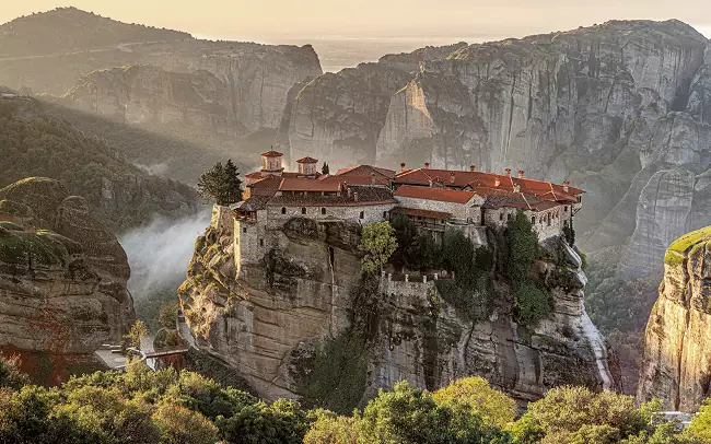 Visitare i monasteri di Meteora in Grecia.