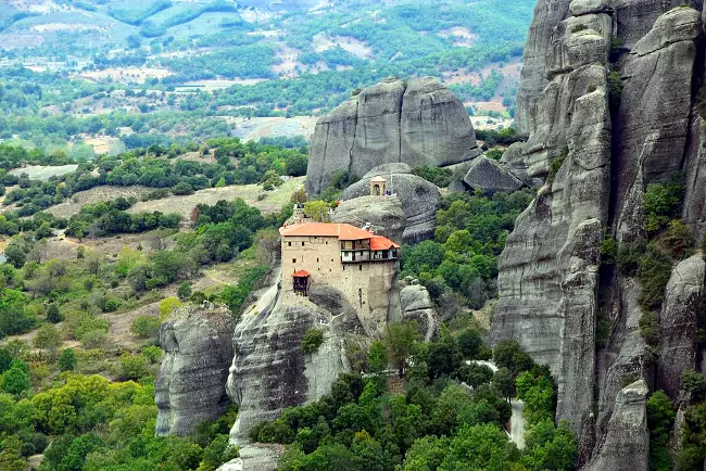 Il piccolo monastero di Agios Nikolaos delle Meteore, vicino Kastraki.