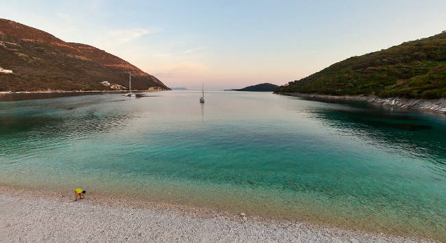 La stupenda baia con la spiaggia di Mikros Gialos a Lefkada.